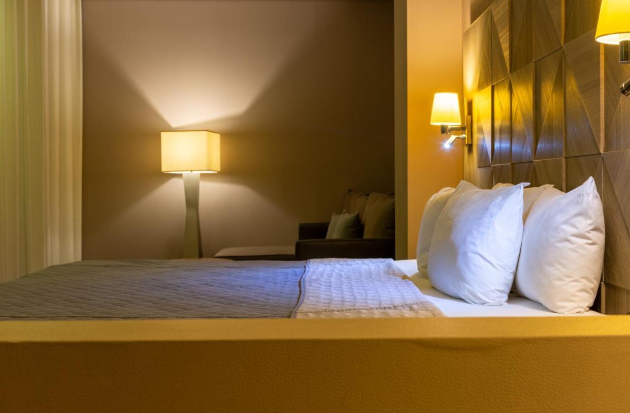Hotel Glow Point - Mulza Leon Ngoại thất bức ảnh